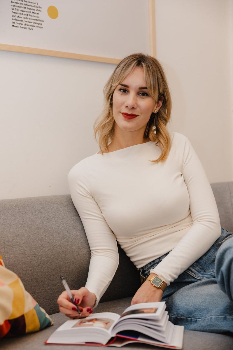Matea Vidučić s knjigom i bilješkama