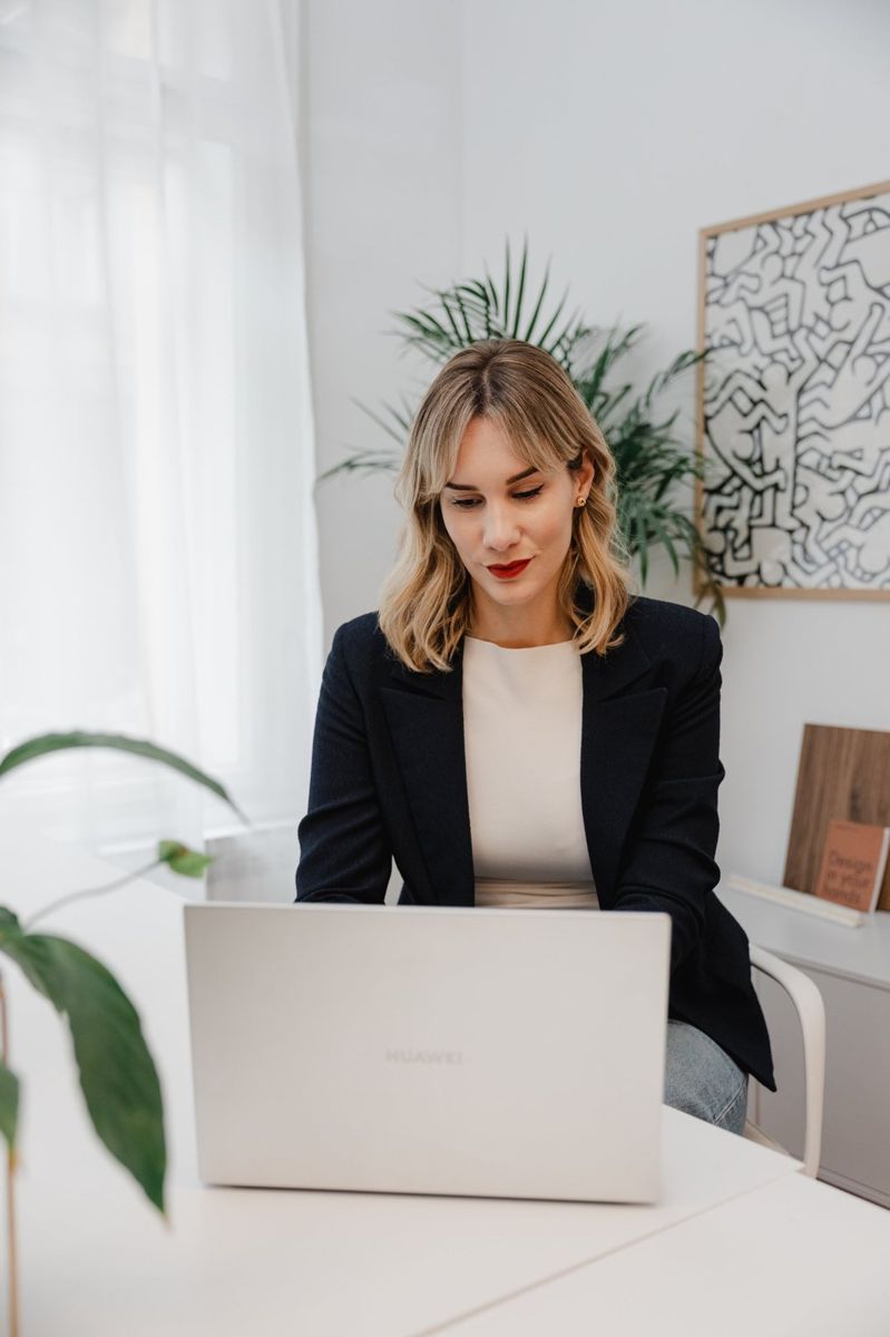 Matea Vidučić radi na laptopu